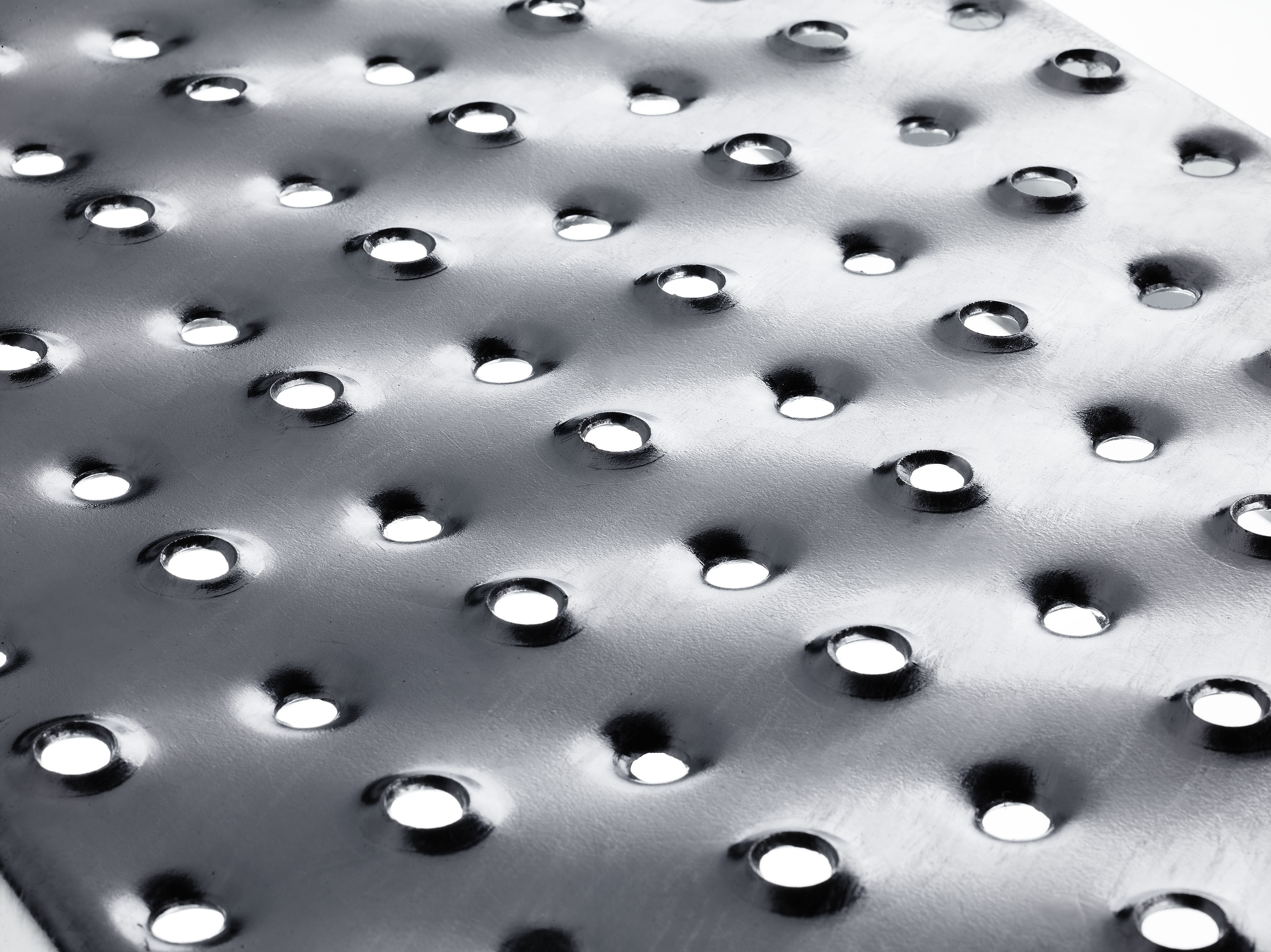 Illustrasjon av perforert metallplank med perforert overflate